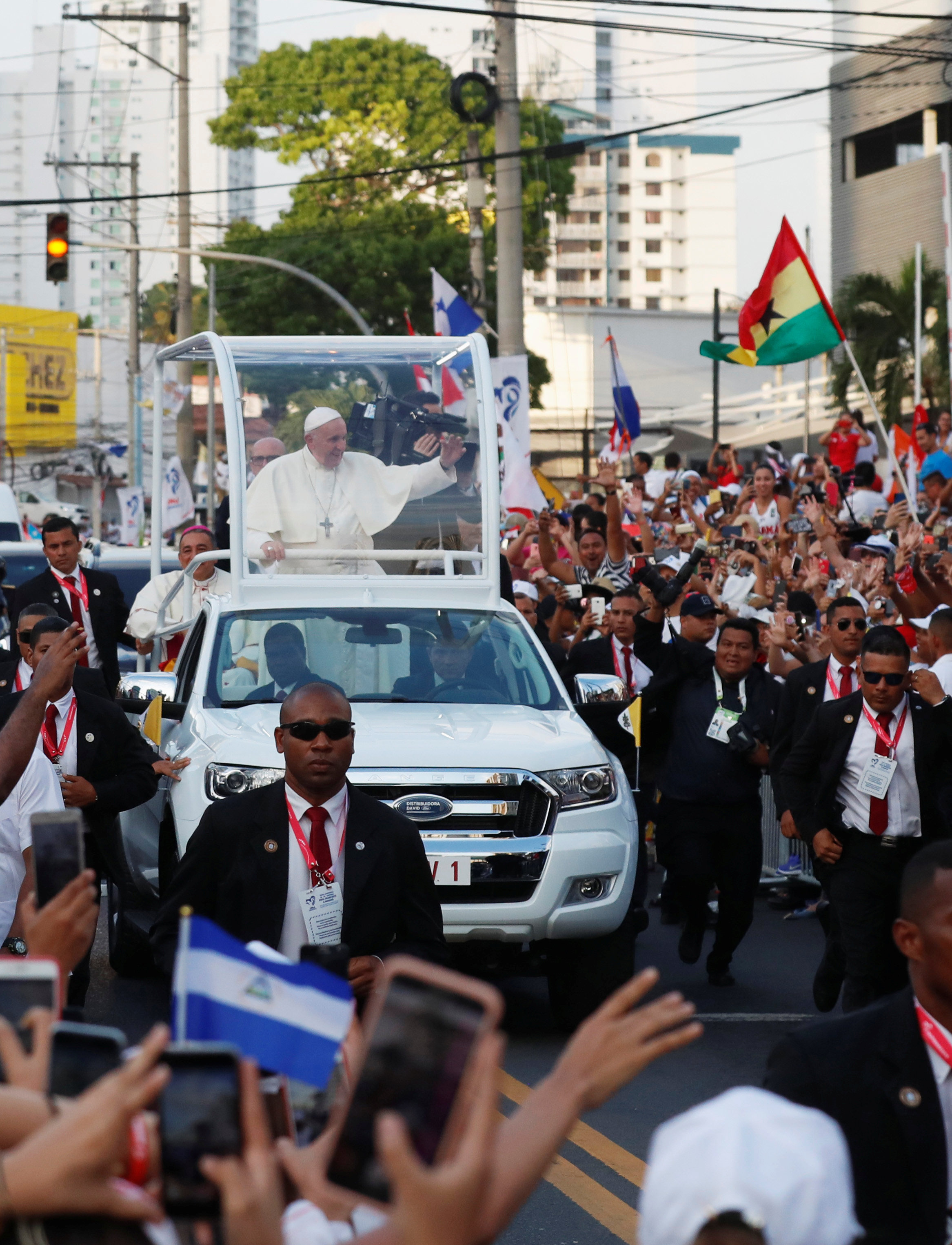 استقبال حاشد لبابا الفاتيكان لدى وصوله بنما  (6)