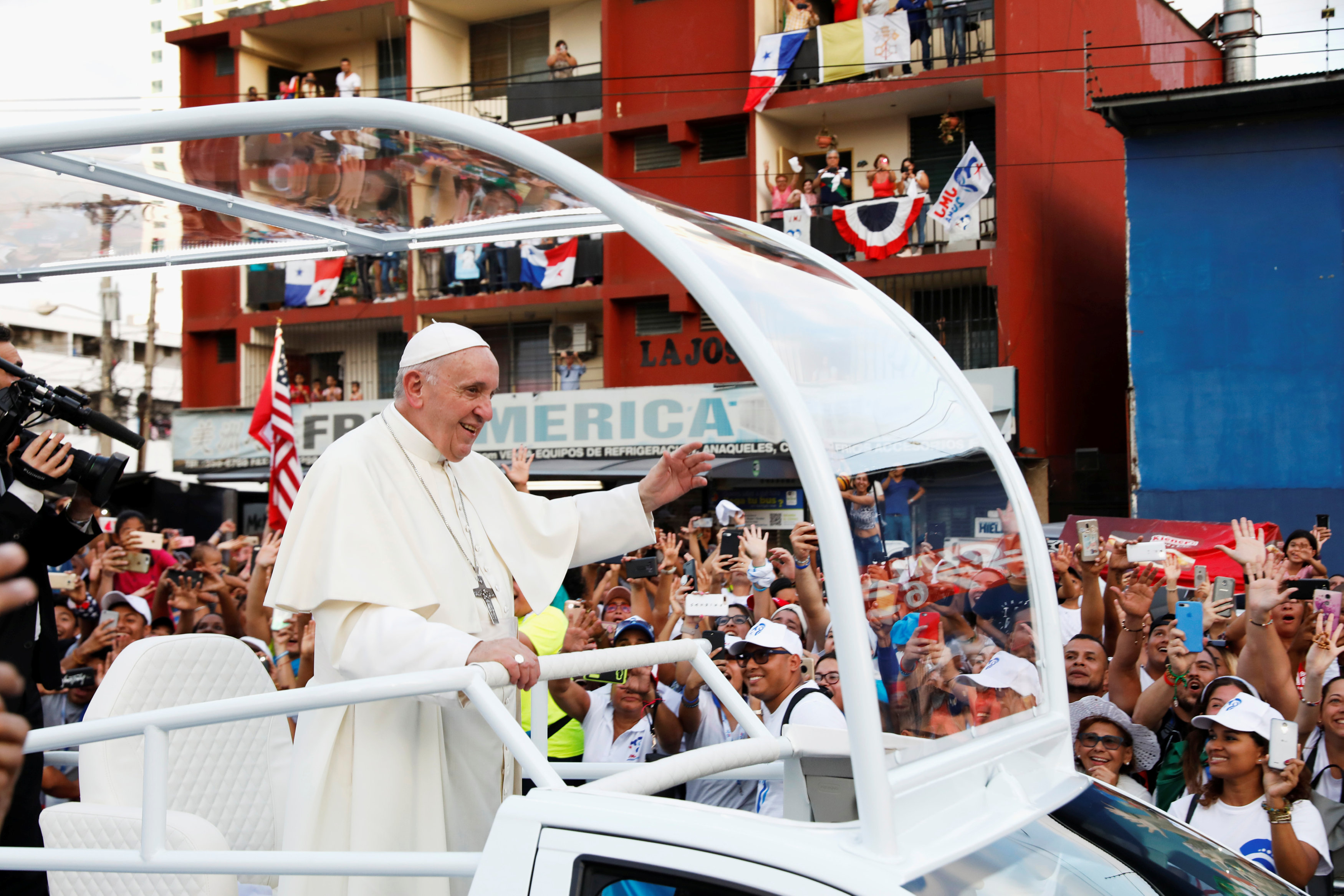 استقبال حاشد لبابا الفاتيكان لدى وصوله بنما  (5)