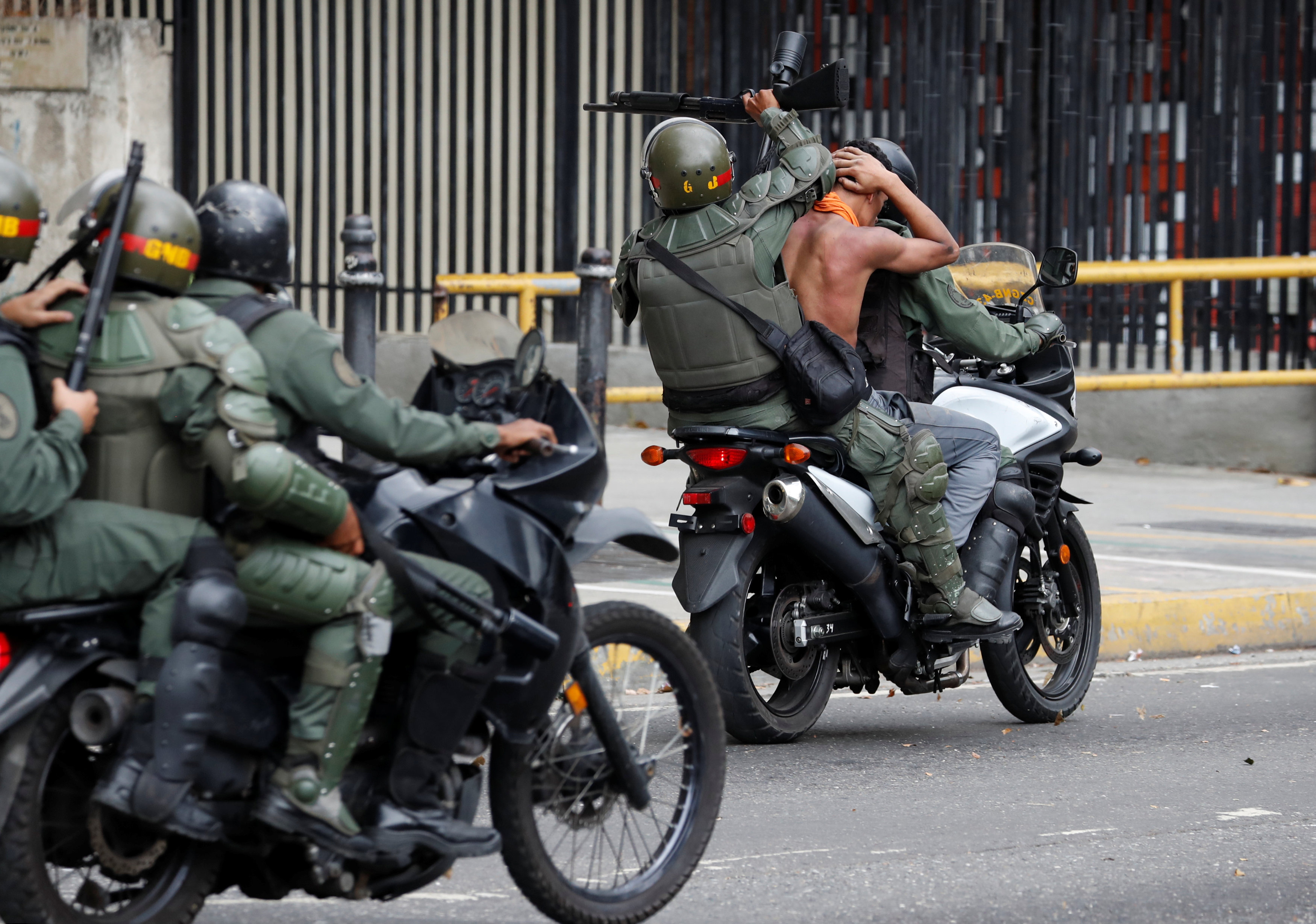 جانب من العنف فى فنزويلا (8)