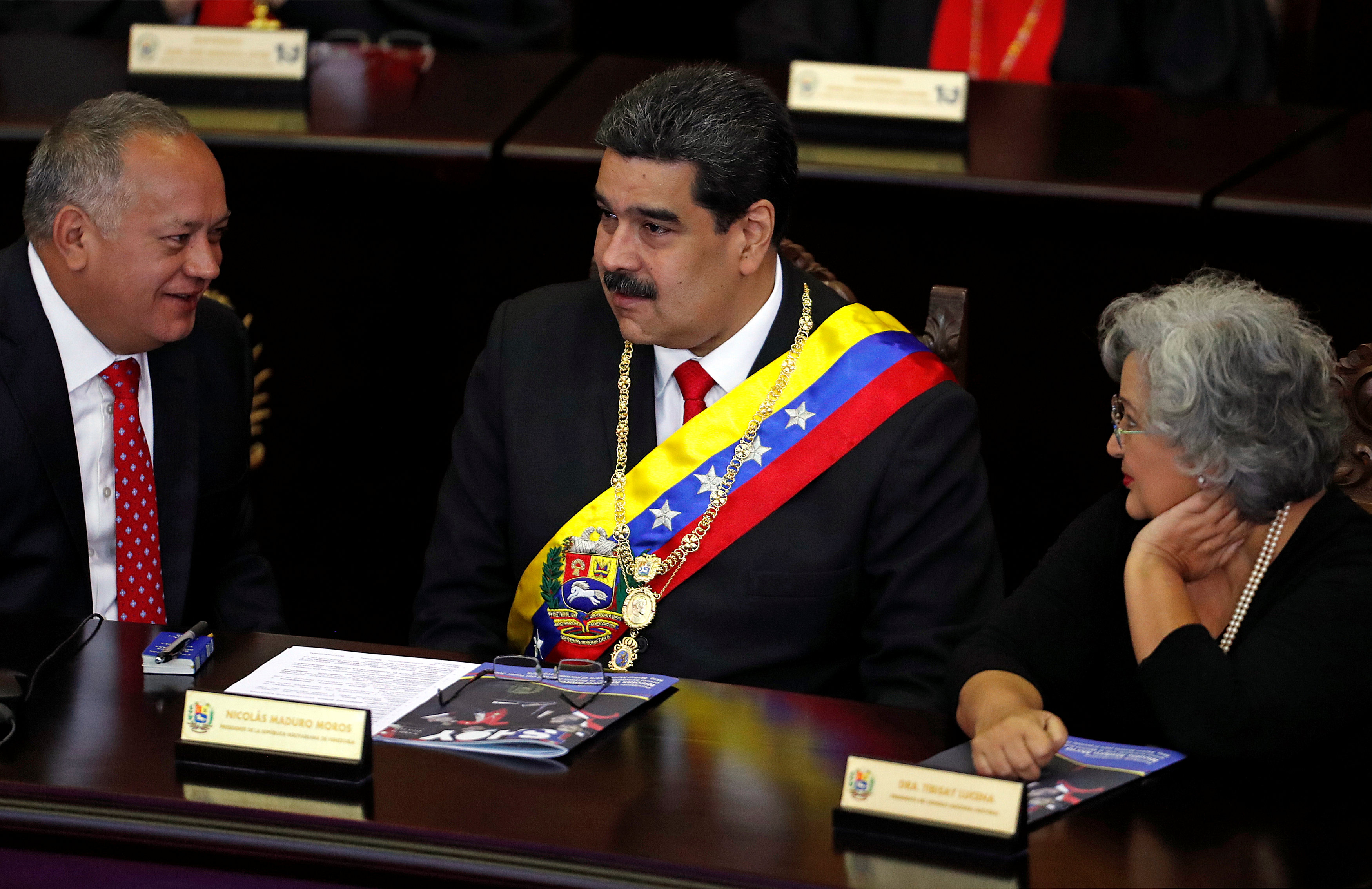 مادورو فى حديث مع أعضاء محكمة العدل العليا