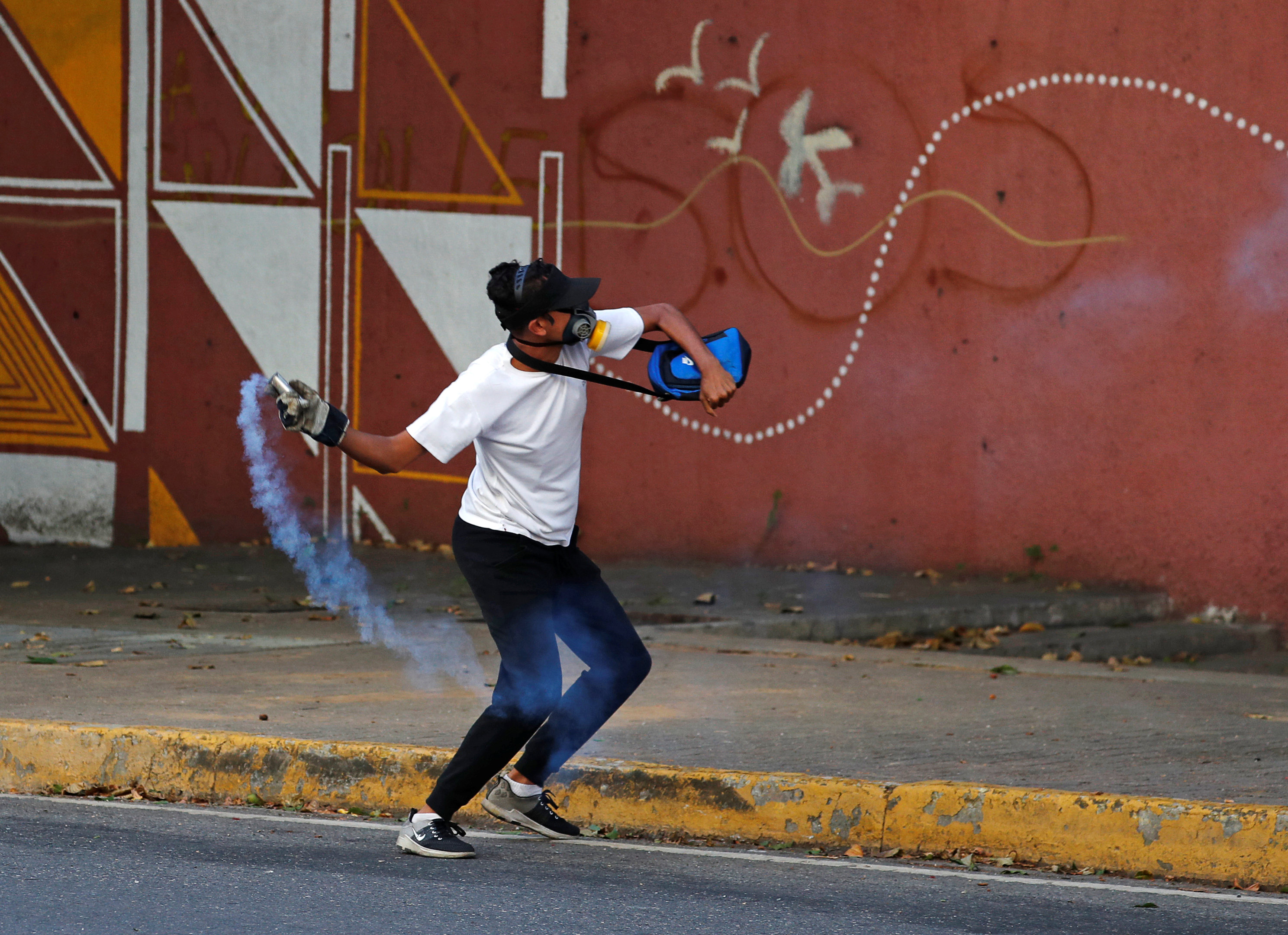 جانب من العنف فى فنزويلا (18)