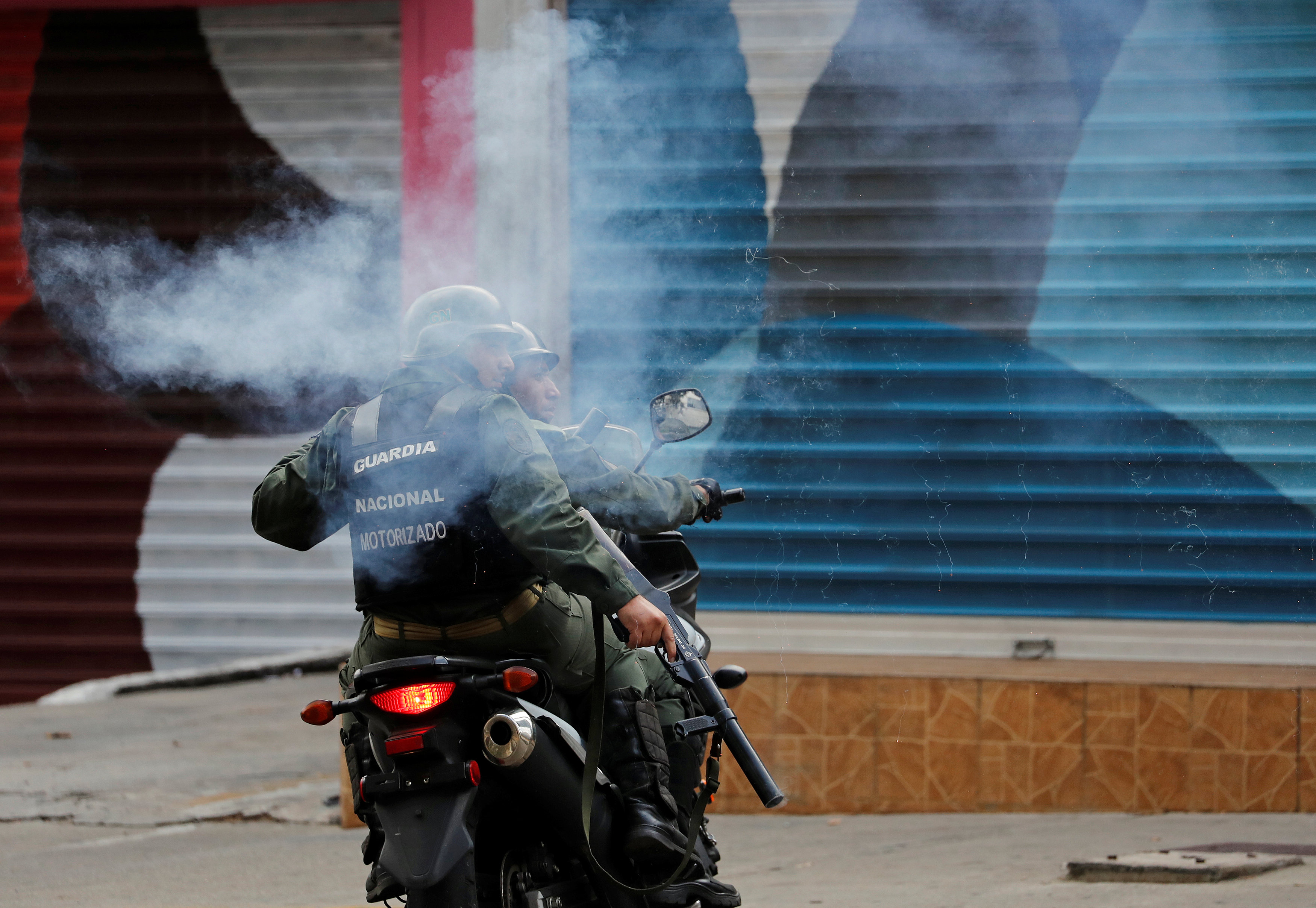 جانب من العنف فى فنزويلا (7)