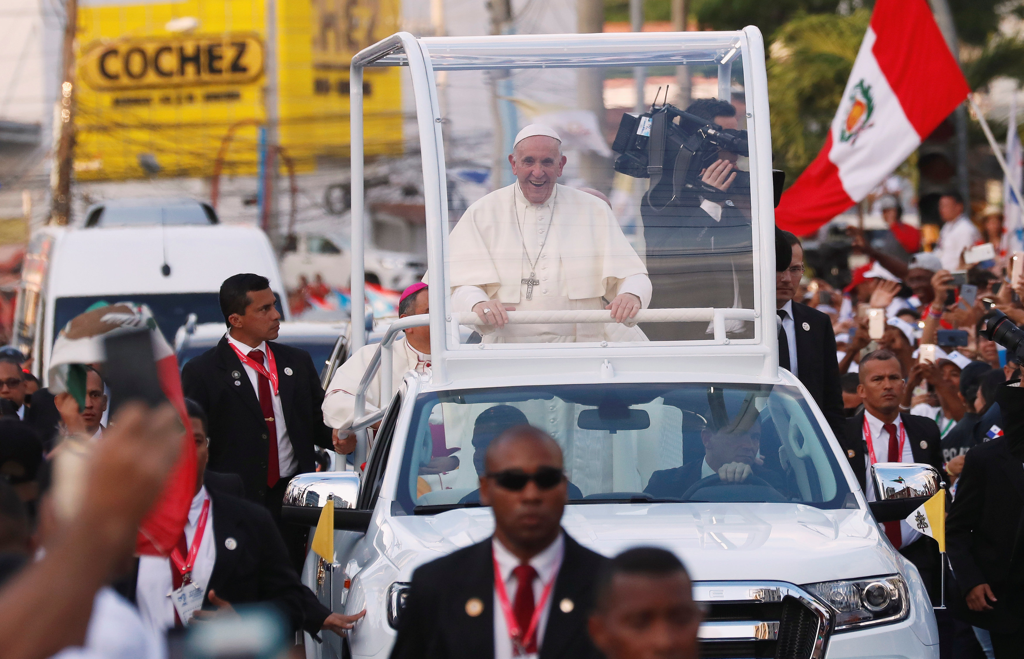 استقبال حاشد لبابا الفاتيكان لدى وصوله بنما  (7)