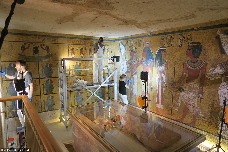 اعمال الترميم داخل مقبرة توت عنخ آمون (2)