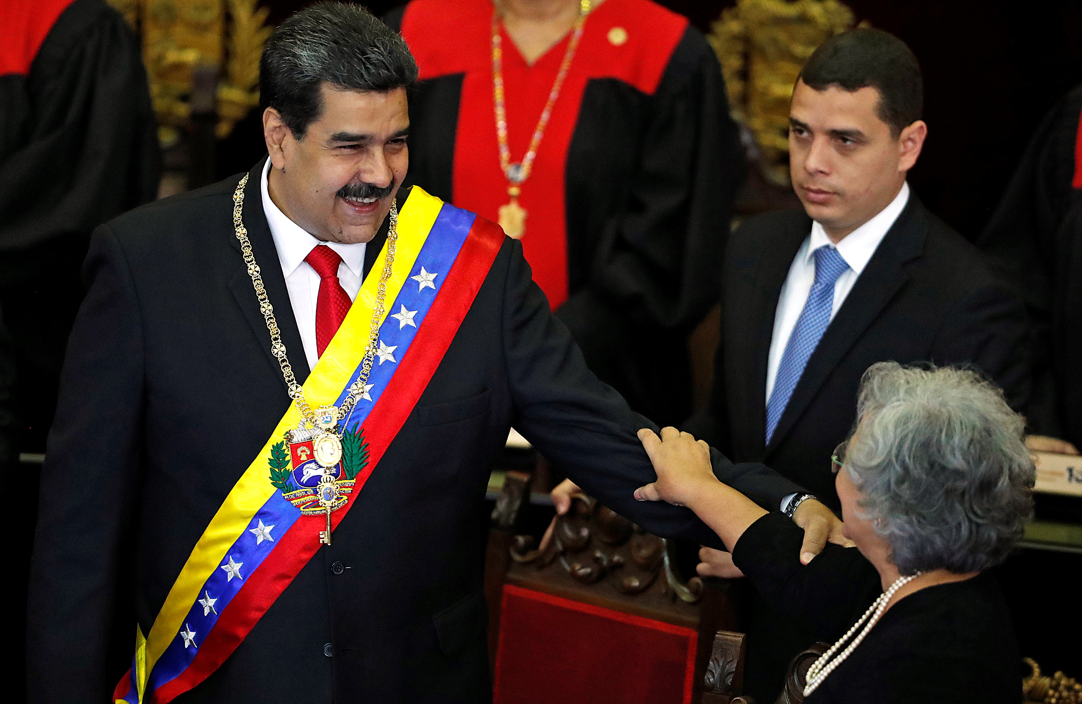 مادورو فى حديث باسم مع عضوة بهيئة المحكمة
