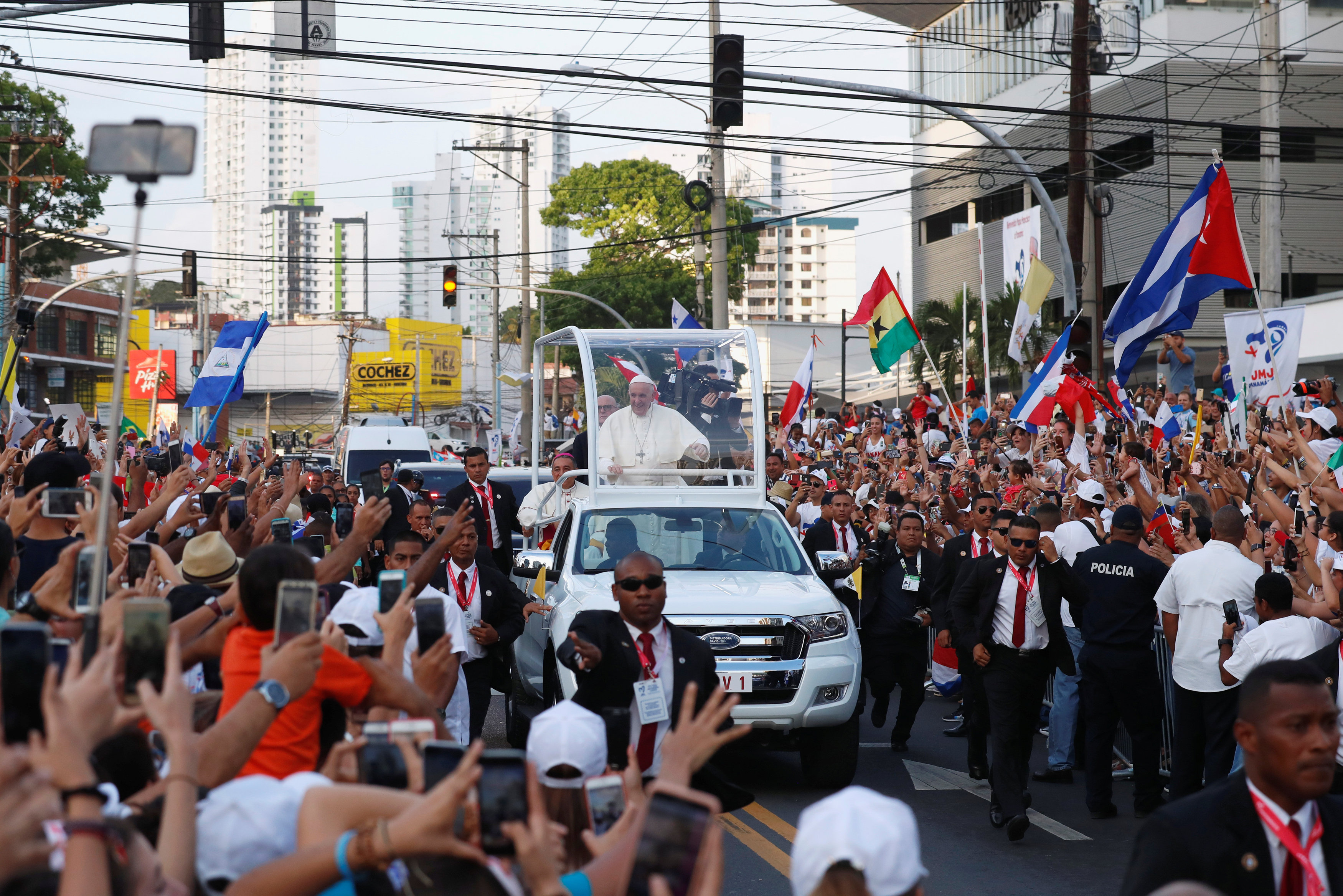 استقبال حاشد لبابا الفاتيكان لدى وصوله بنما  (3)