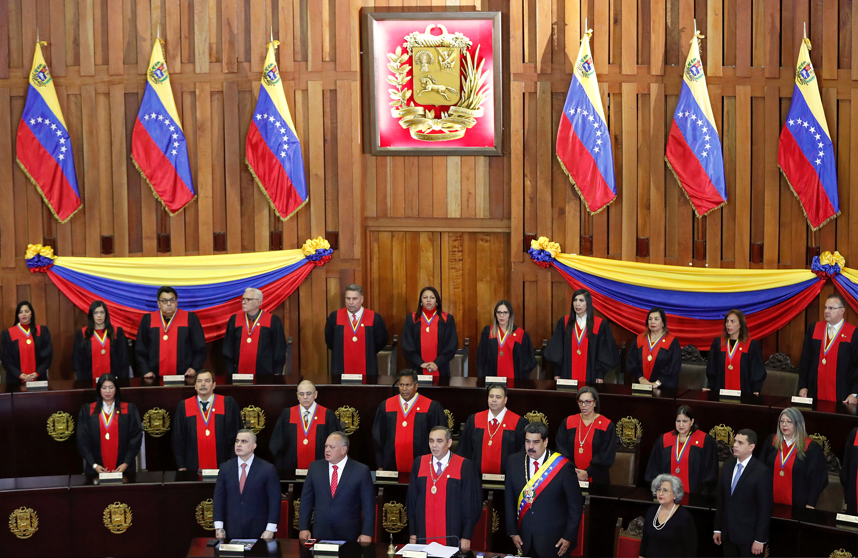 الرئيس الفنزويلى بين أعضاء المحكمة