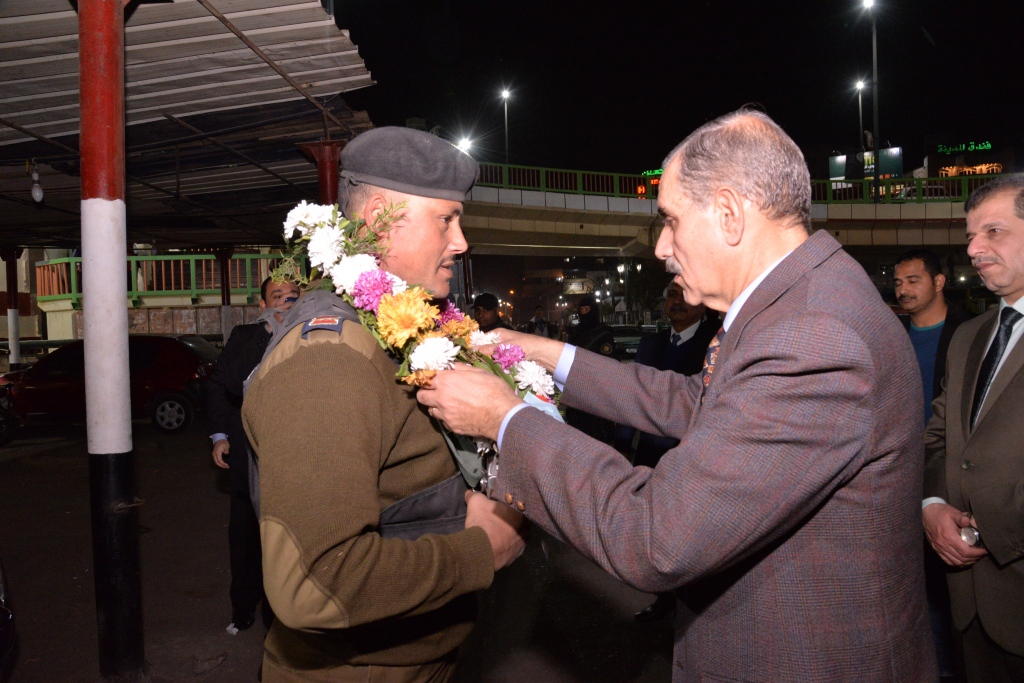 محافظ اسيوط يوزع الورود على رجال الشرطة والجيش (7)
