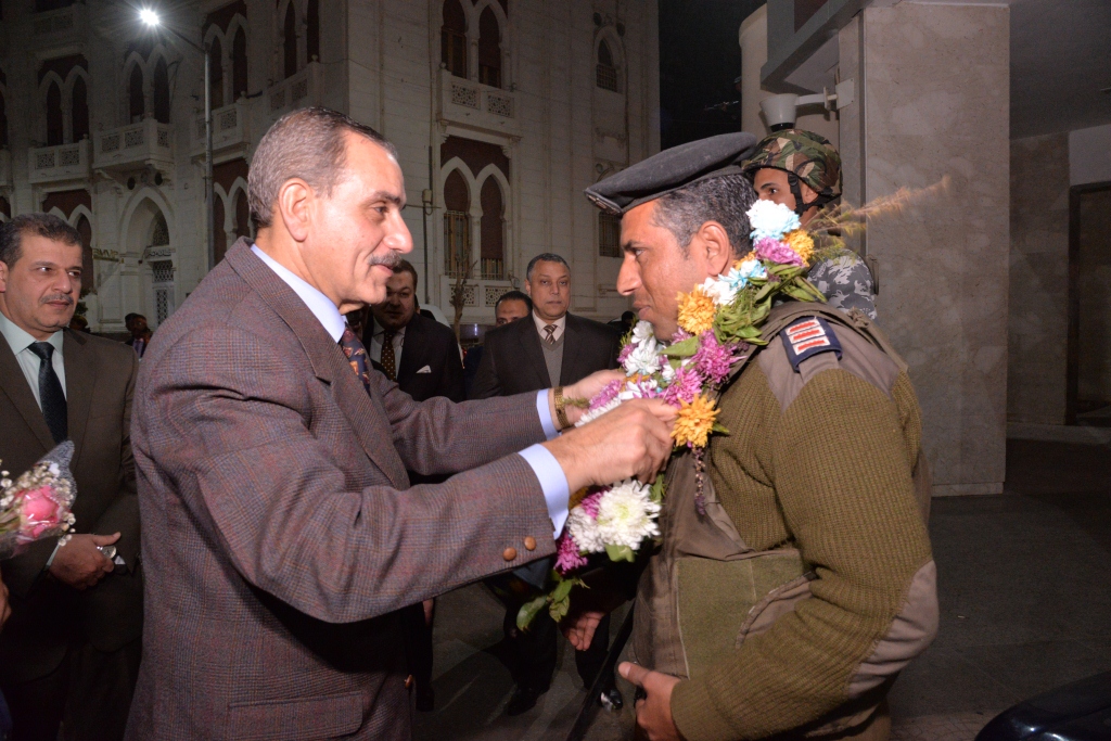 محافظ اسيوط يوزع الورود على رجال الشرطة والجيش (1)