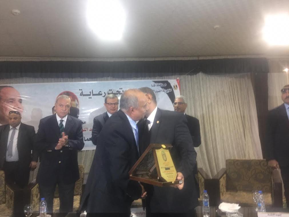 وزير القوى العاملة يوزع شهادات آمان بقنا (1)