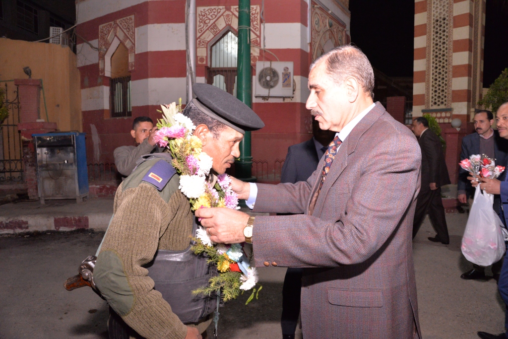 محافظ اسيوط يوزع الورود على رجال الشرطة والجيش (5)