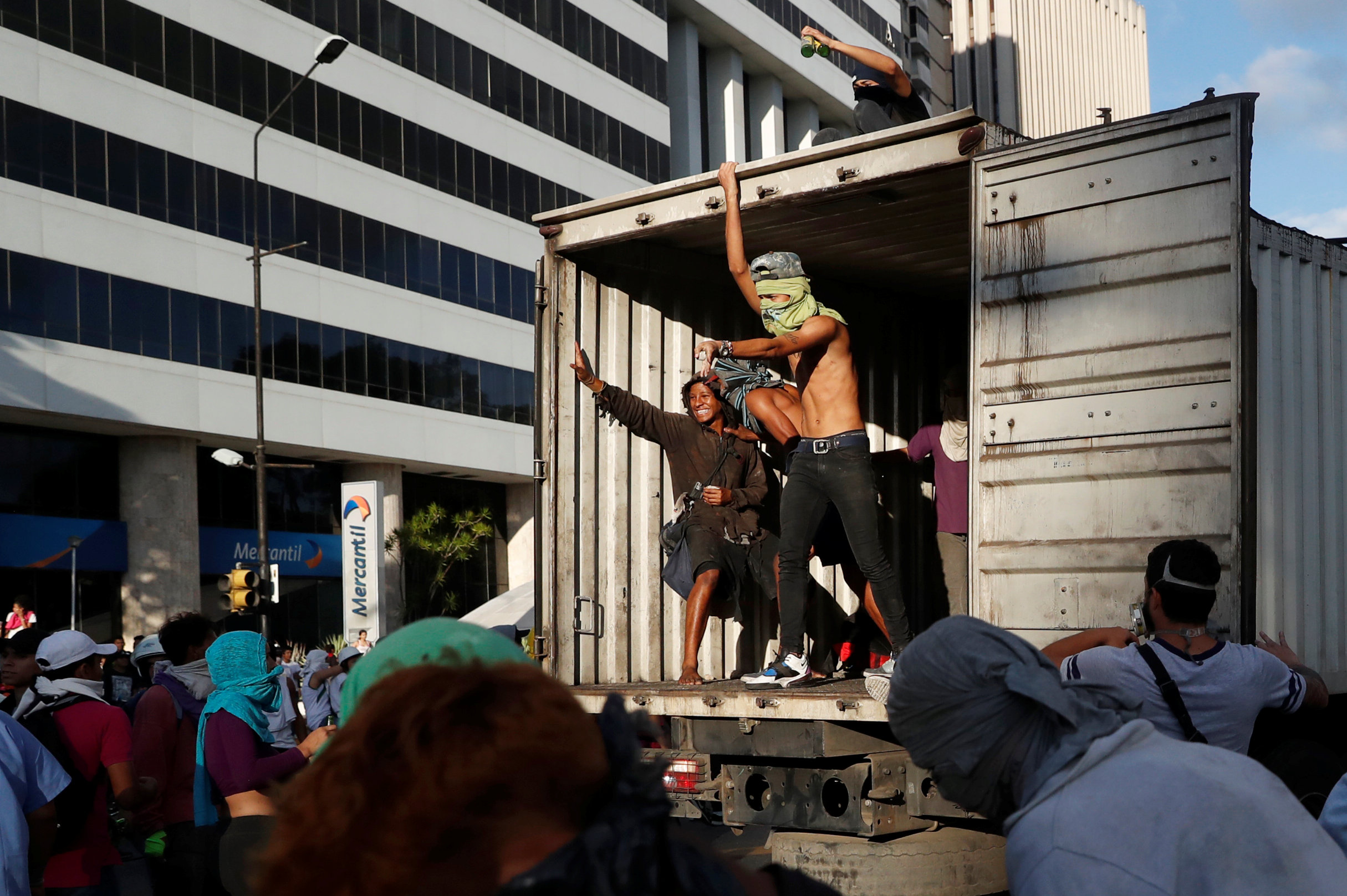 جانب من العنف فى فنزويلا (17)