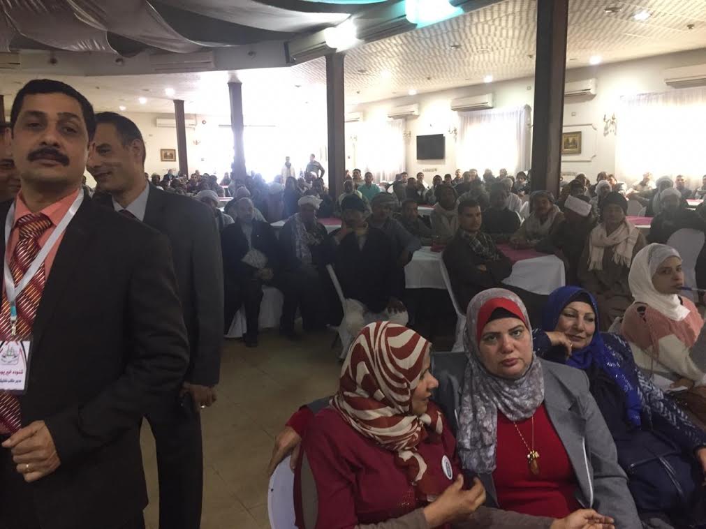 وزير القوى العاملة يوزع شهادات آمان بقنا (3)