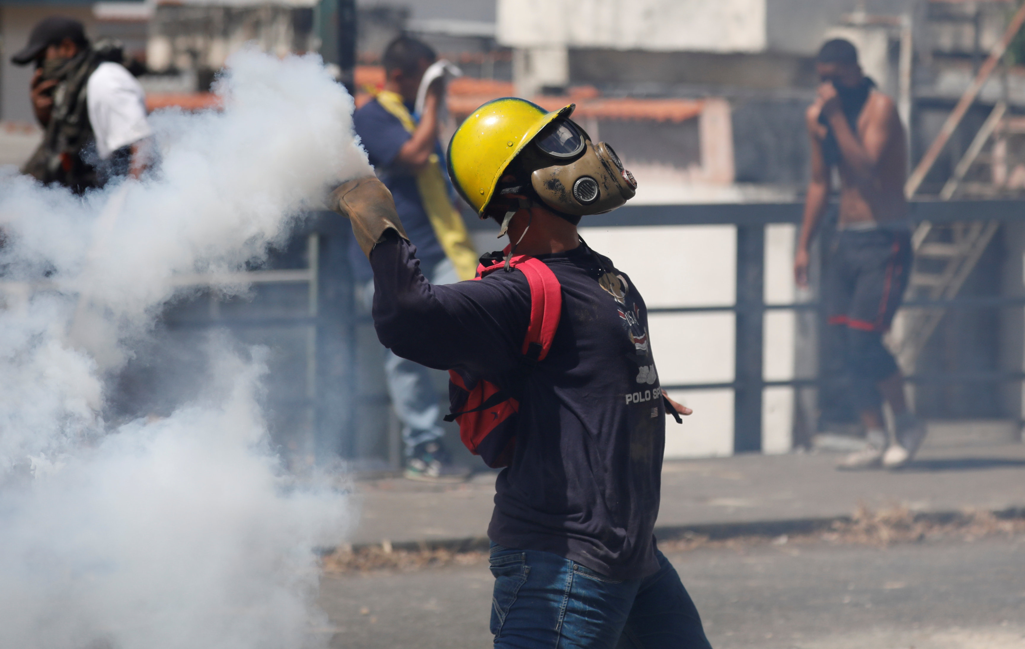 جانب من العنف فى فنزويلا (13)