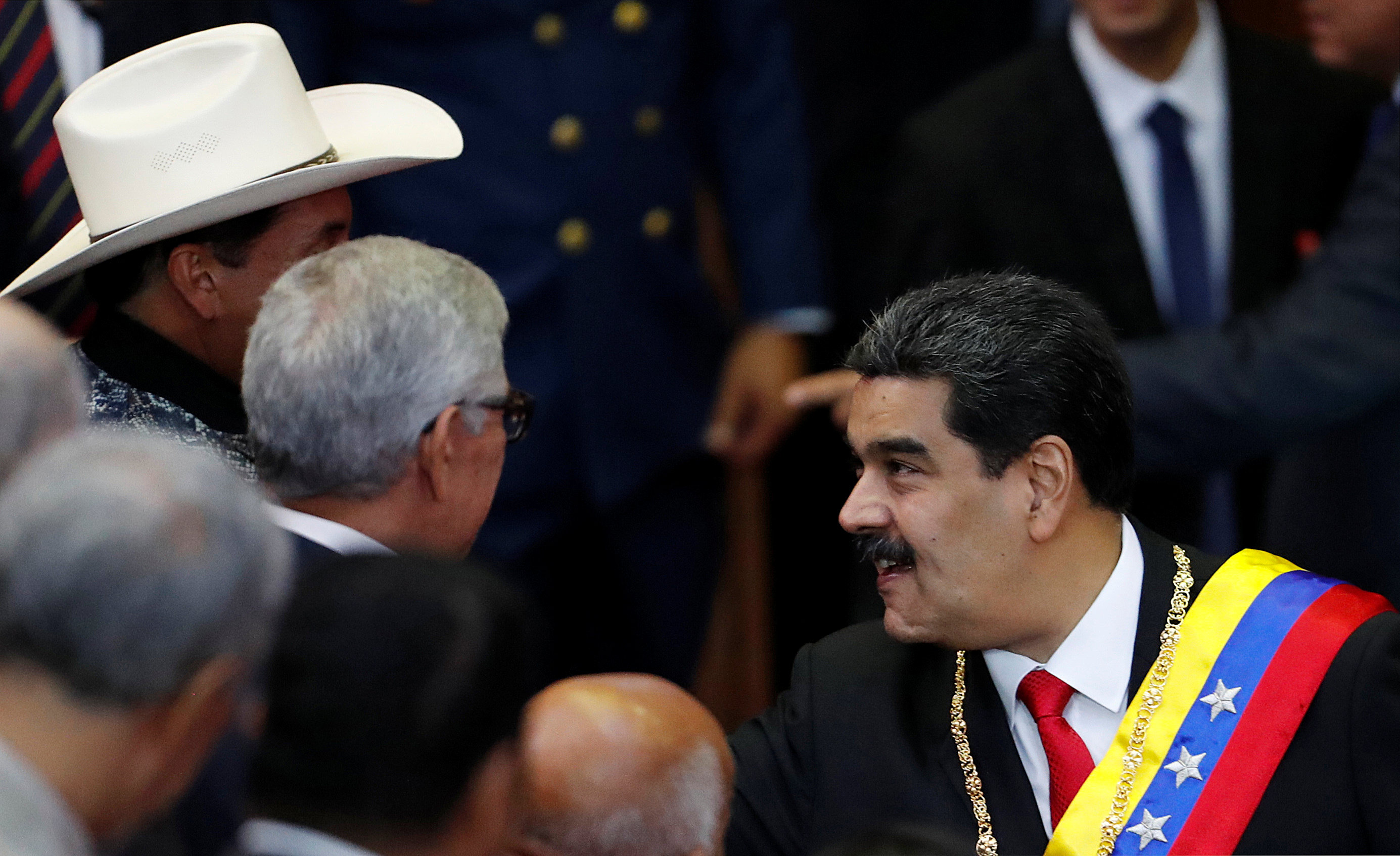 مادورو يصافح أحد الحضور