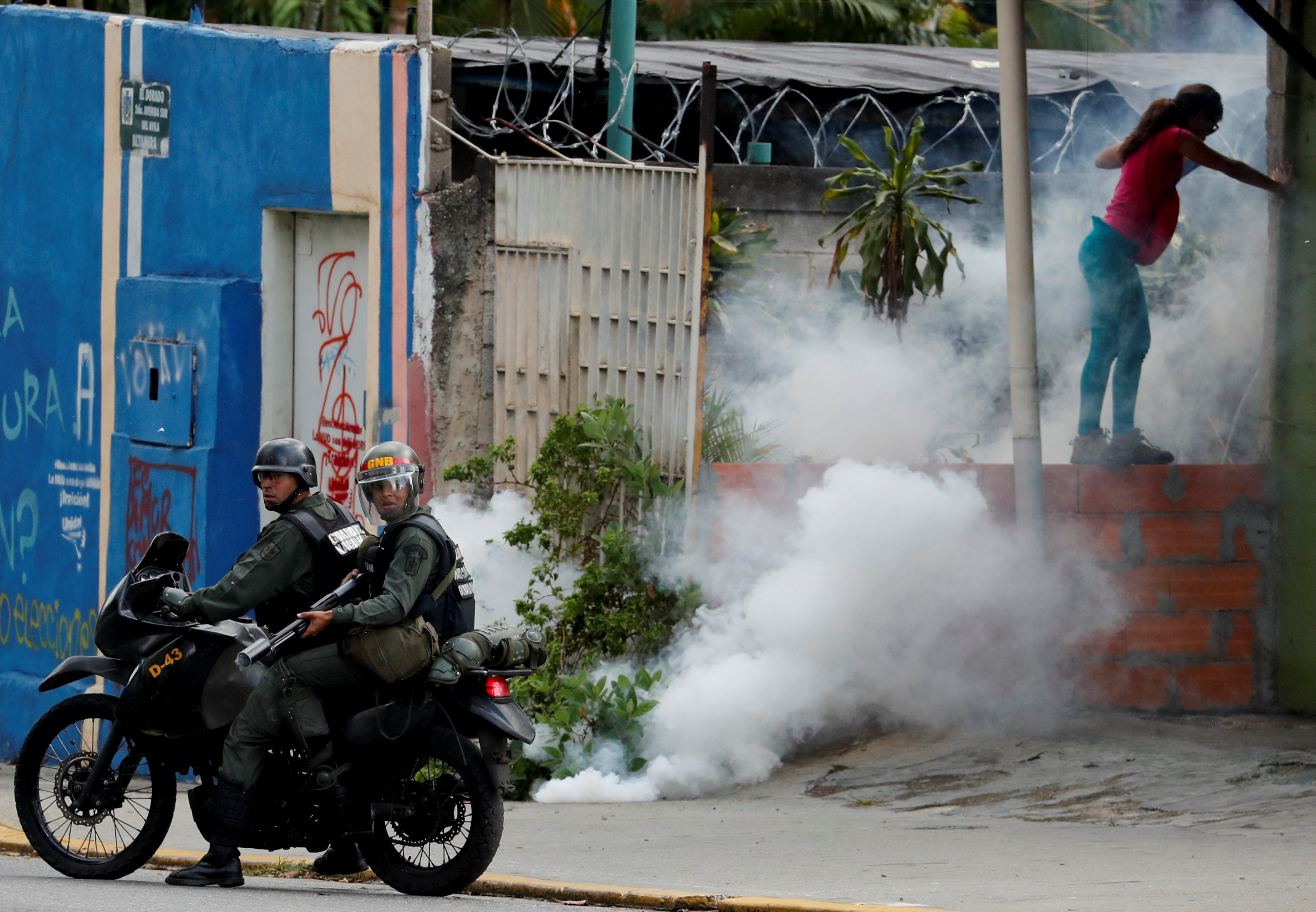 جانب من العنف فى فنزويلا (12)