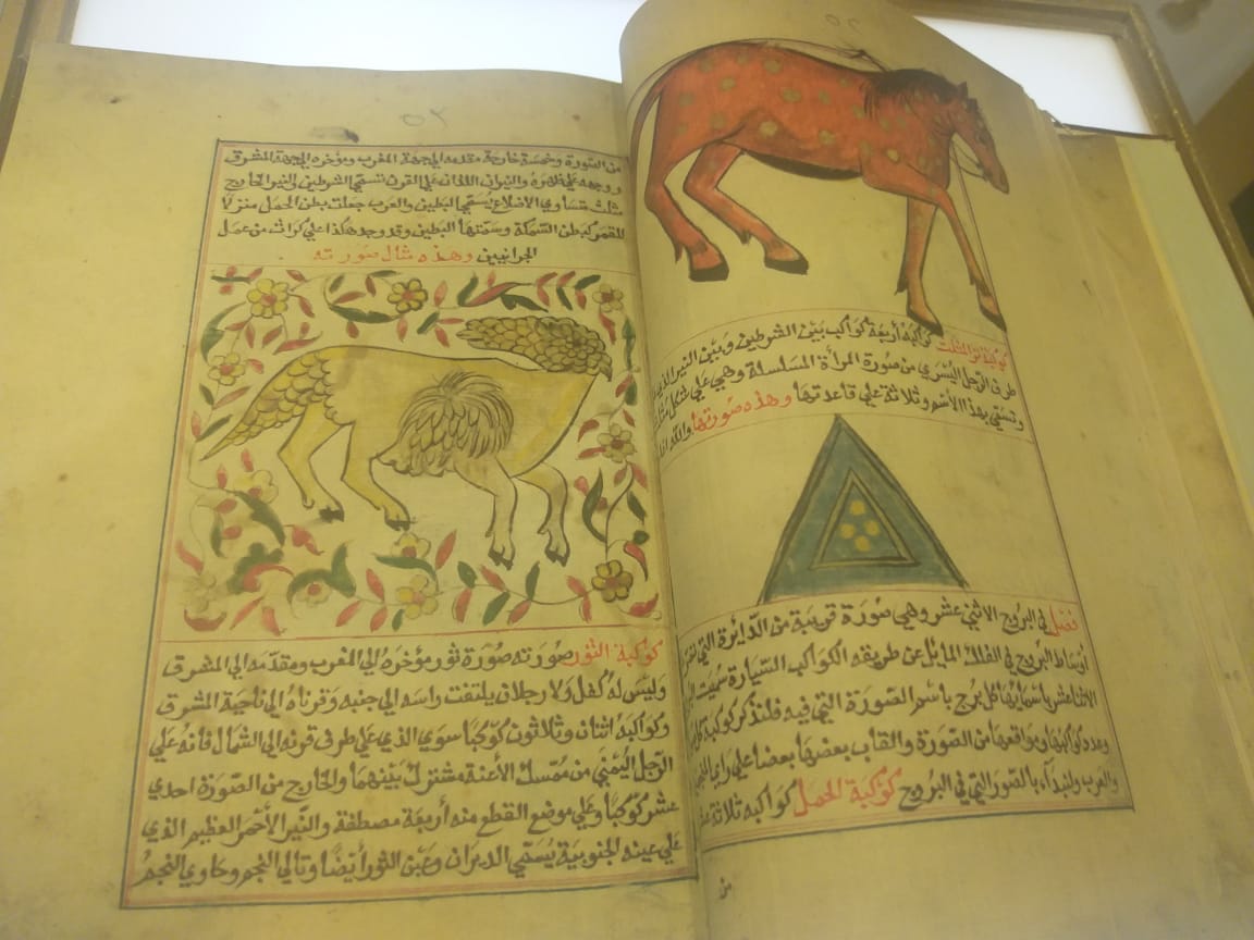 مخطوطات تاريخية يتجاوز عمرها الألف عام في جناح الأزهر في معرض القاهرة الكتاب (5)