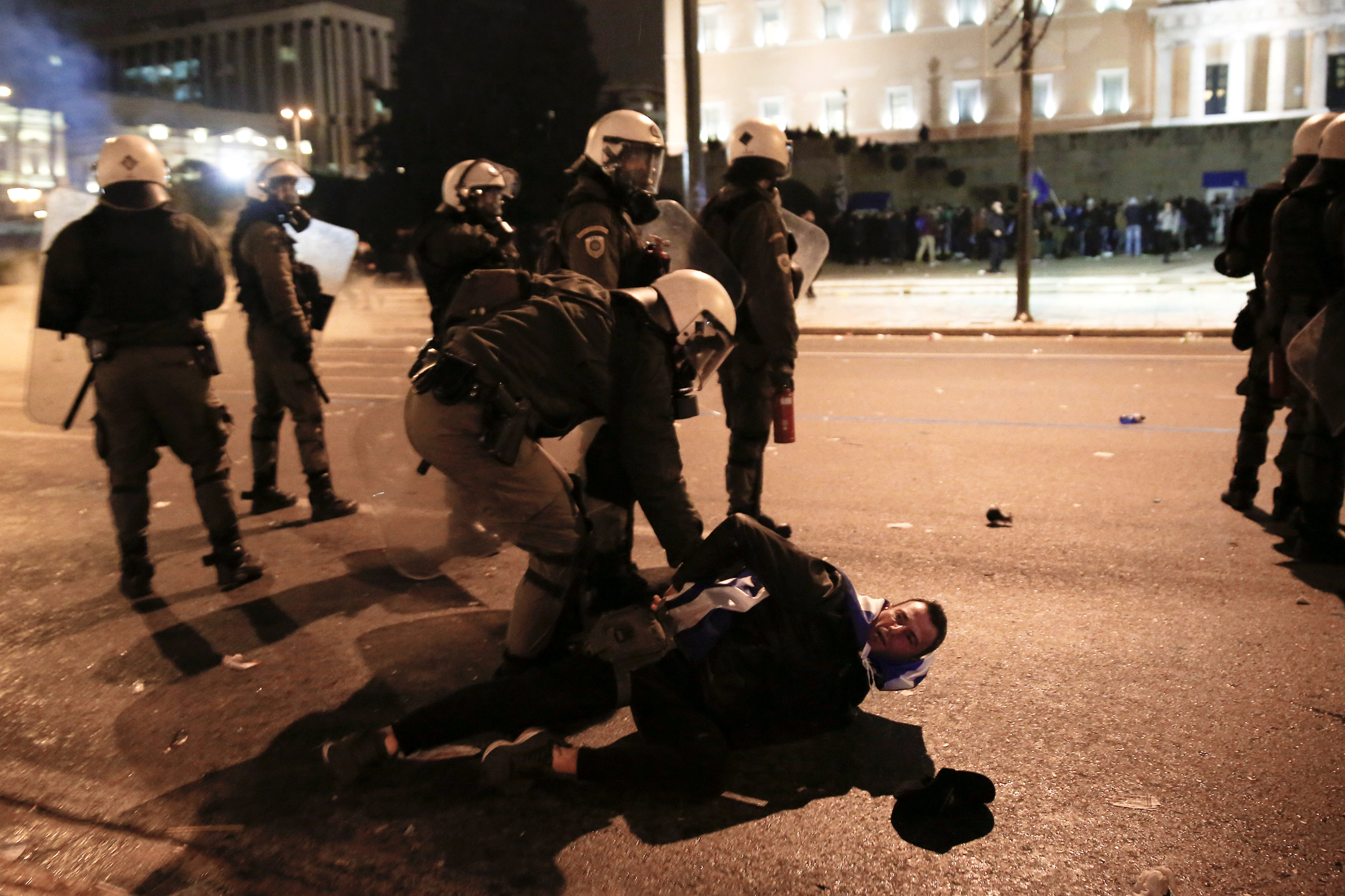 2019-01-24T222232Z_1619719255_RC151E7D8530_RTRMADP_3_GREECE-MACEDONIA-PARLIAMENT-CLASHES