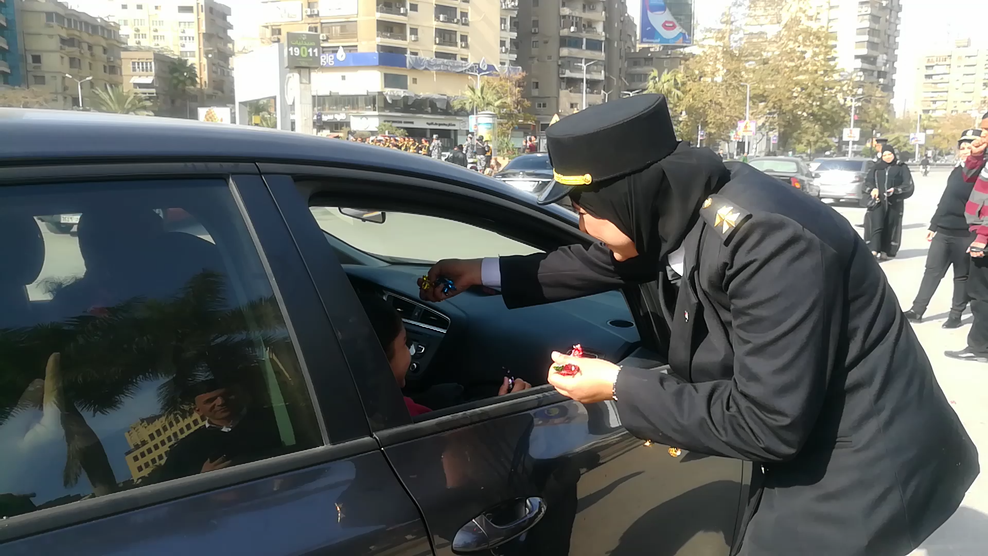 الشرطة بعيدهم بالورود والاعلام بميدان مصطفى محمود (4)