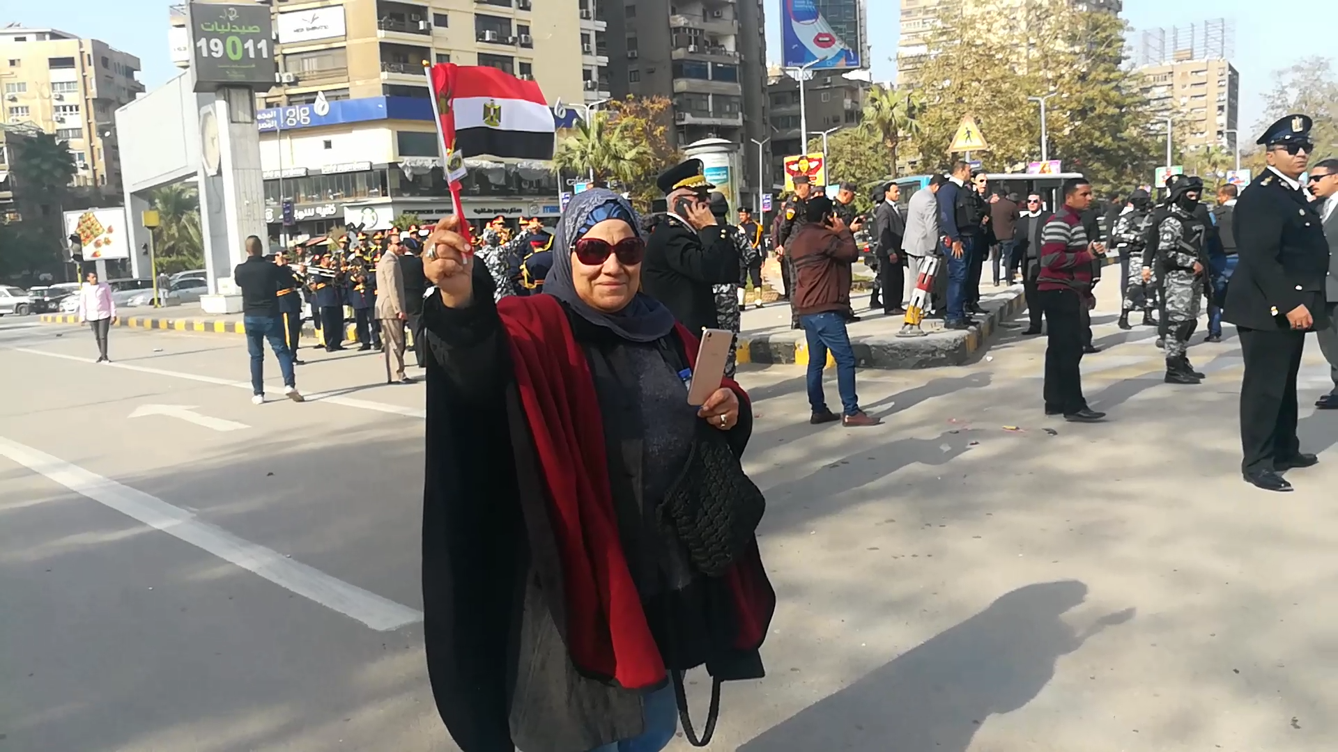  الشرطة بعيدهم بالورود والاعلام بميدان مصطفى محمود (10)