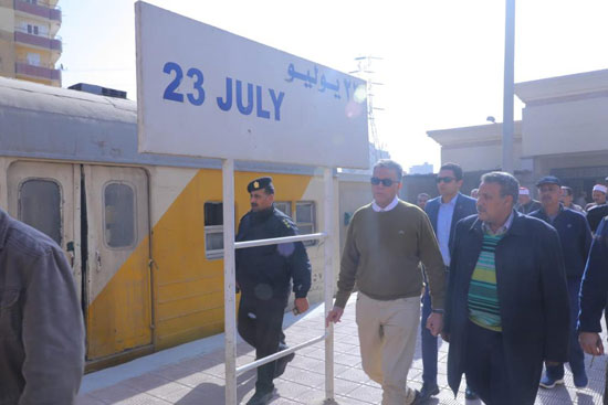 وزير النقل يتابع انتظام الخدمة بخط 23 يوليوشبين القناطر (7)
