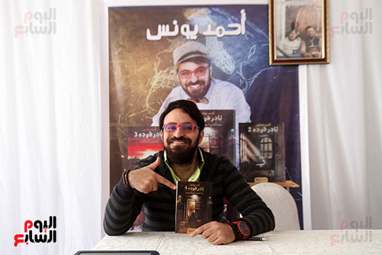 أحمد يونس يجذب مئات الشباب بمعرض الكتاب (6)