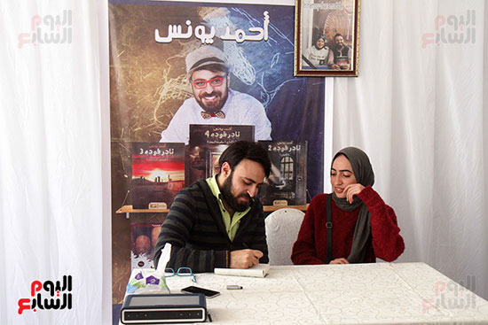 أحمد يونس يجذب مئات الشباب بمعرض الكتاب (2)