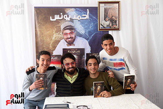 أحمد يونس يجذب مئات الشباب بمعرض الكتاب (9)