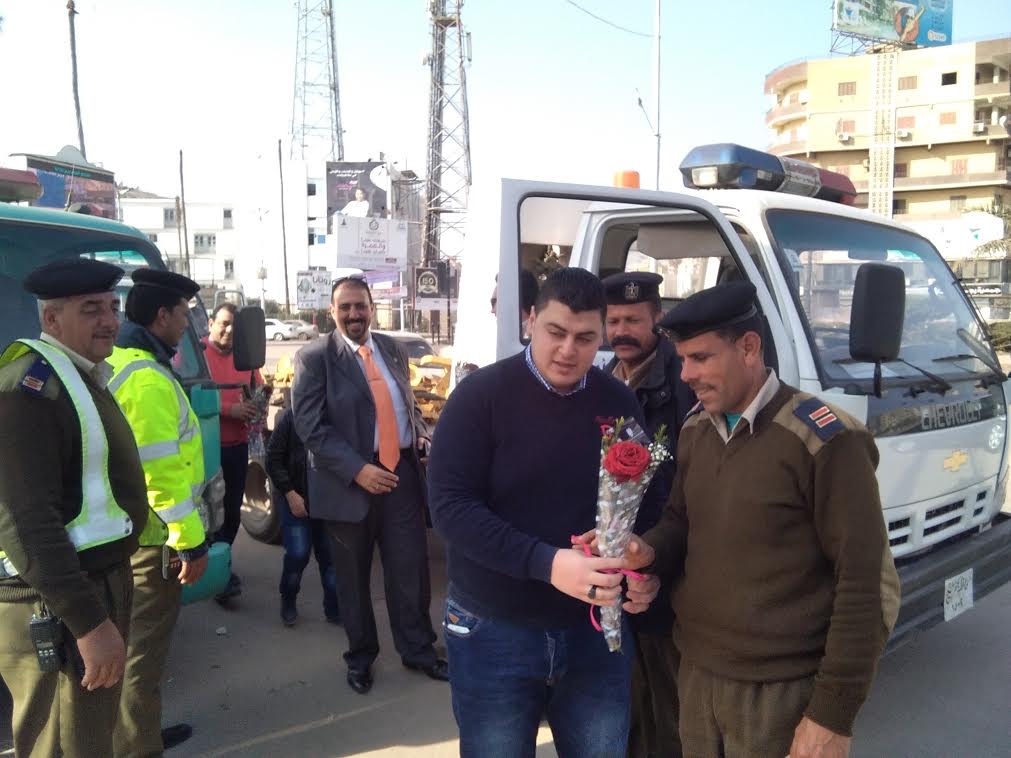 توزيع الورود والحلوى بكفر الشيخ  (3)