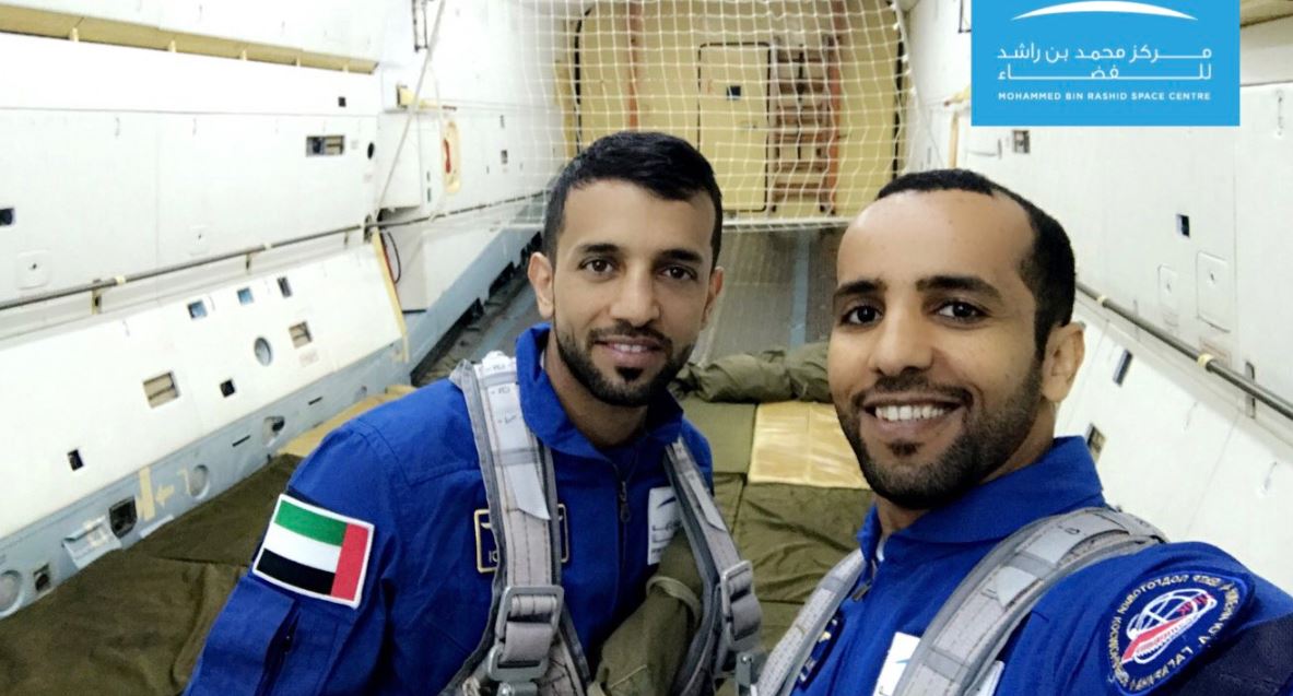 أول رائدى فضاء فى الإمارات يخضعان لتدريب ارتداء بدله فضاء فى 25 ثانية (2)