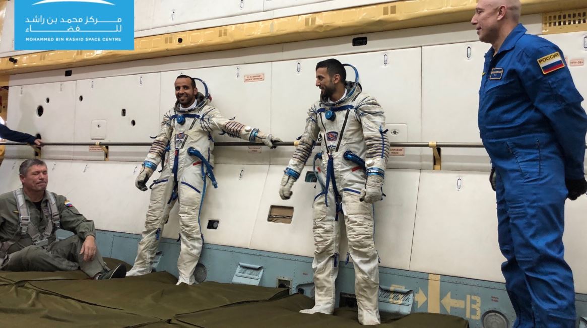 أول رائدى فضاء فى الإمارات يخضعان لتدريب ارتداء بدله فضاء فى 25 ثانية (1)