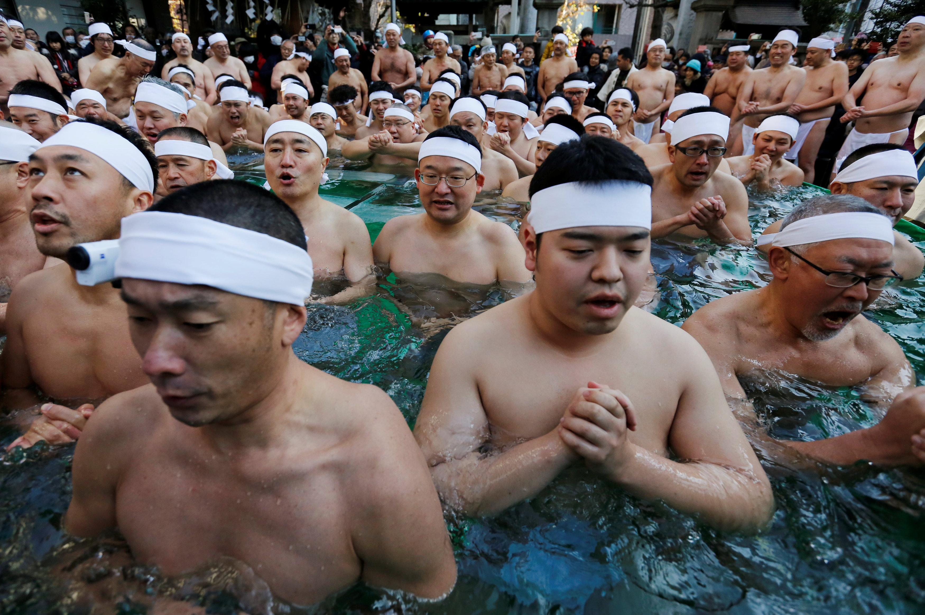Японская общая купальня. Общественные купальни в Японии. Купальни японцев традиционные. Японский купания. Семейные купания Япония.