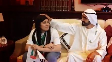 محمد بن راشد يلتقى الطفلة سارة الإماراتية