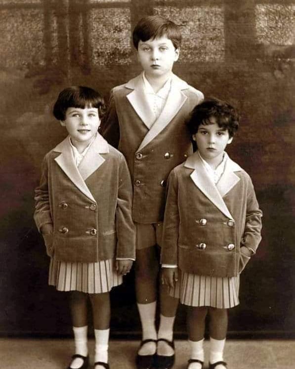 الأمير فاروق وشقيقتيه الأميرتين فايزة وفوزية