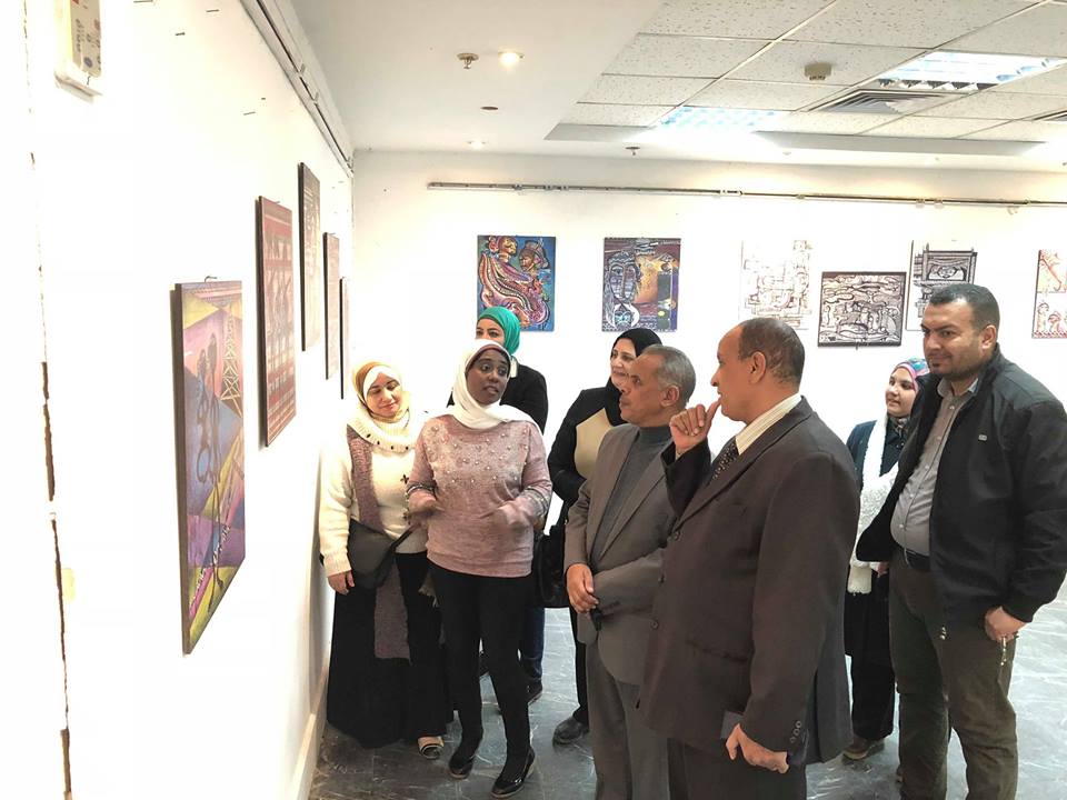 جامعة أسوان تفتتح معرض لوحات فنية  (5)