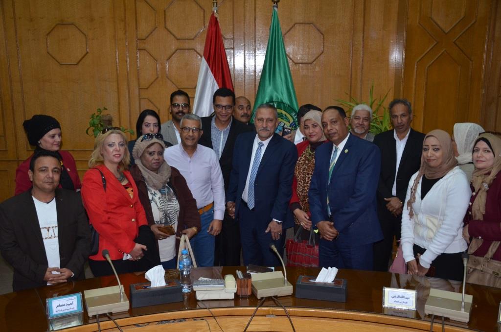 محافظ الإسماعيلية يلتقى رئيس وأعضاء لجنة حزب الوفد (7)