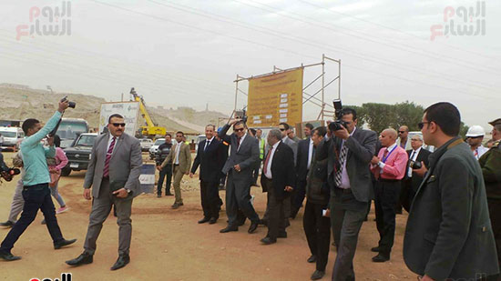 العاملون-بمصنع-كيما-يستقبلون-وزير-القوى-العاملة-بهتاف-تحيا-مصر--(1)