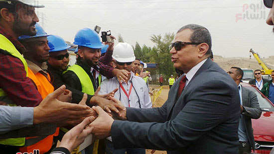 العاملون-بمصنع-كيما-يستقبلون-وزير-القوى-العاملة-بهتاف-تحيا-مصر--(3)