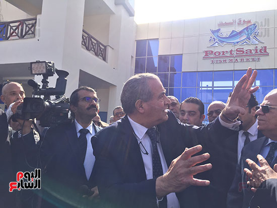  وزير التموين ومحافظ بورسعيد يفتتحان أكبر سوق أسماك بالشرق الأوسط (3)
