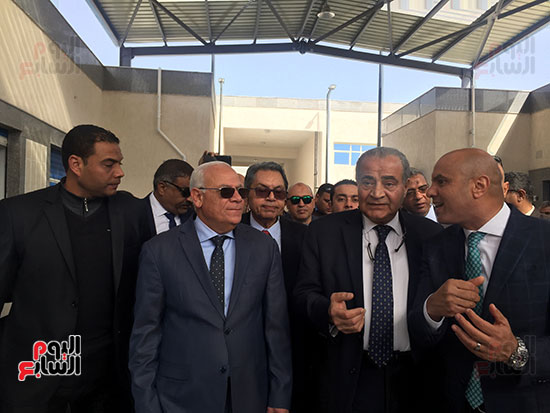  وزير التموين ومحافظ بورسعيد يفتتحان أكبر سوق أسماك بالشرق الأوسط (8)