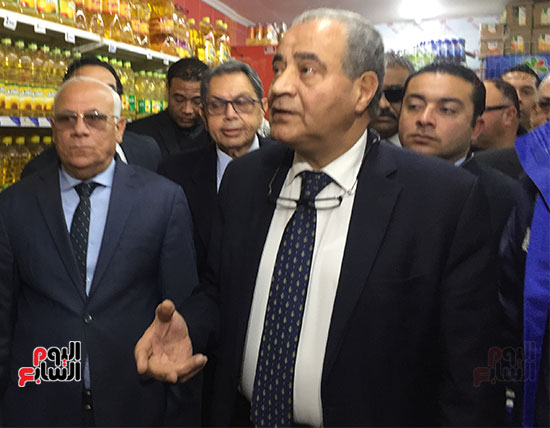 وزير التموين ومحافظ بورسعيد يتفقدان مجمع الكمبراتيف الاستهلاكى (13)