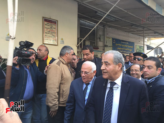 وزير التموين ومحافظ بورسعيد يتفقدان مجمع الكمبراتيف الاستهلاكى (6)