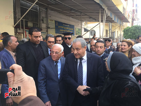 وزير التموين ومحافظ بورسعيد يتفقدان مجمع الكمبراتيف الاستهلاكى (5)