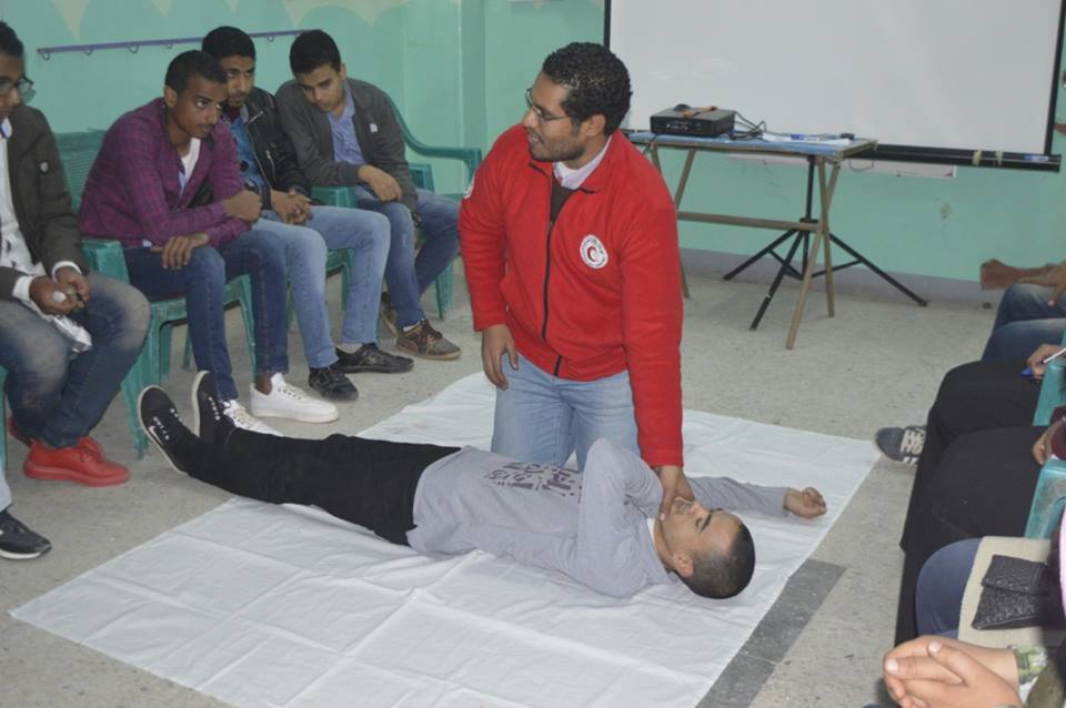 الهلال الأحمر المصري ينظم دورة للإسعافات الأولية لشباب مدينة أرمنت (3)