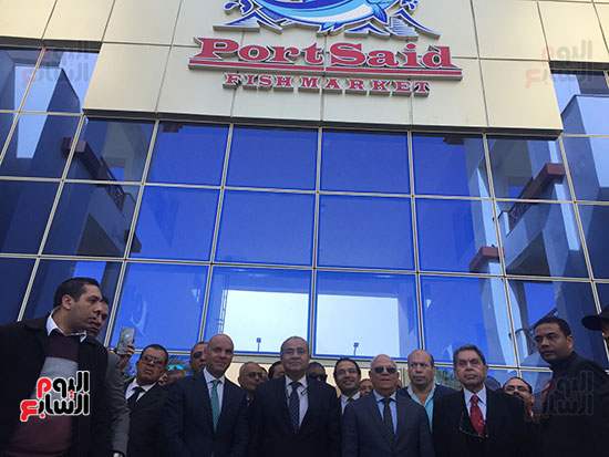  وزير التموين ومحافظ بورسعيد يفتتحان أكبر سوق أسماك بالشرق الأوسط (2)