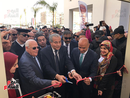  وزير التموين ومحافظ بورسعيد يفتتحان أكبر سوق أسماك بالشرق الأوسط (4)