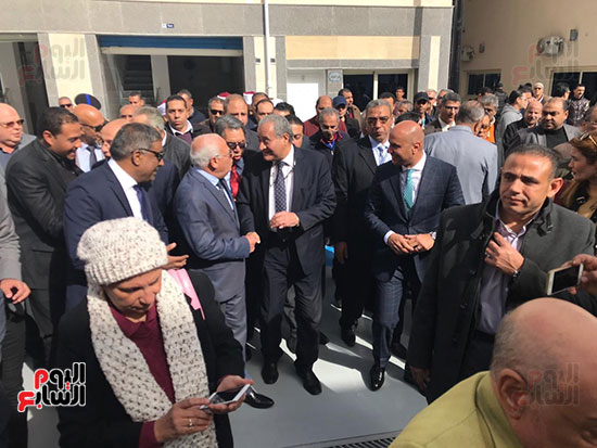  وزير التموين ومحافظ بورسعيد يفتتحان أكبر سوق أسماك بالشرق الأوسط (5)