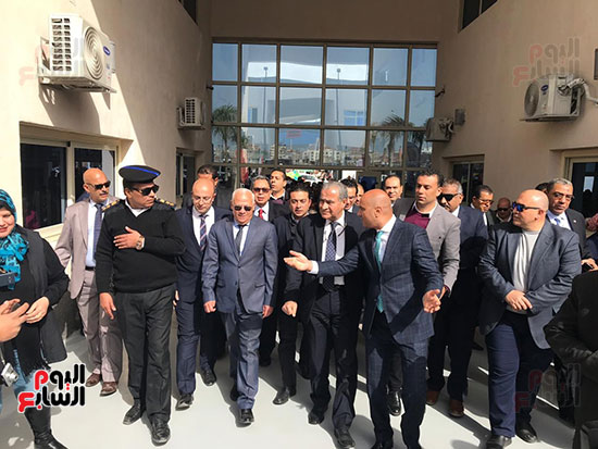  وزير التموين ومحافظ بورسعيد يفتتحان أكبر سوق أسماك بالشرق الأوسط (6)