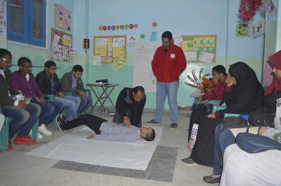 الهلال الأحمر المصري ينظم دورة للإسعافات الأولية لشباب مدينة أرمنت (1)