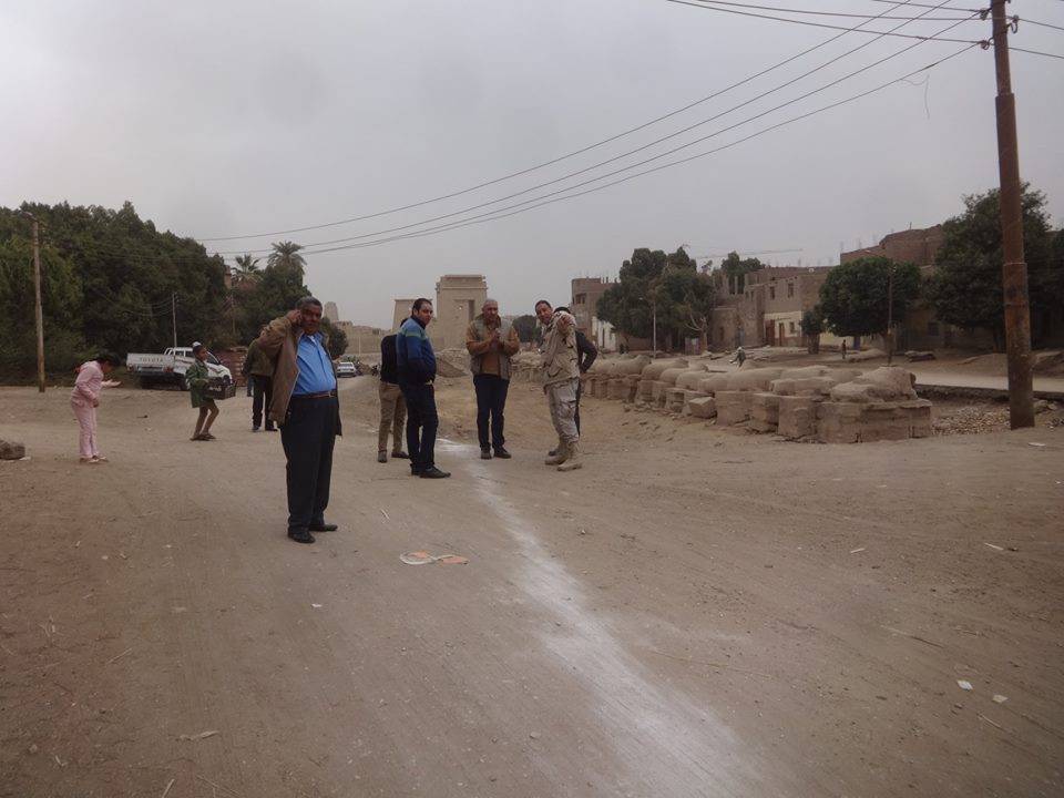 رئيس مدينة الأقصر يتفقد مشروع إستكمال مسار طريق الكباش الفرعونى  (2)